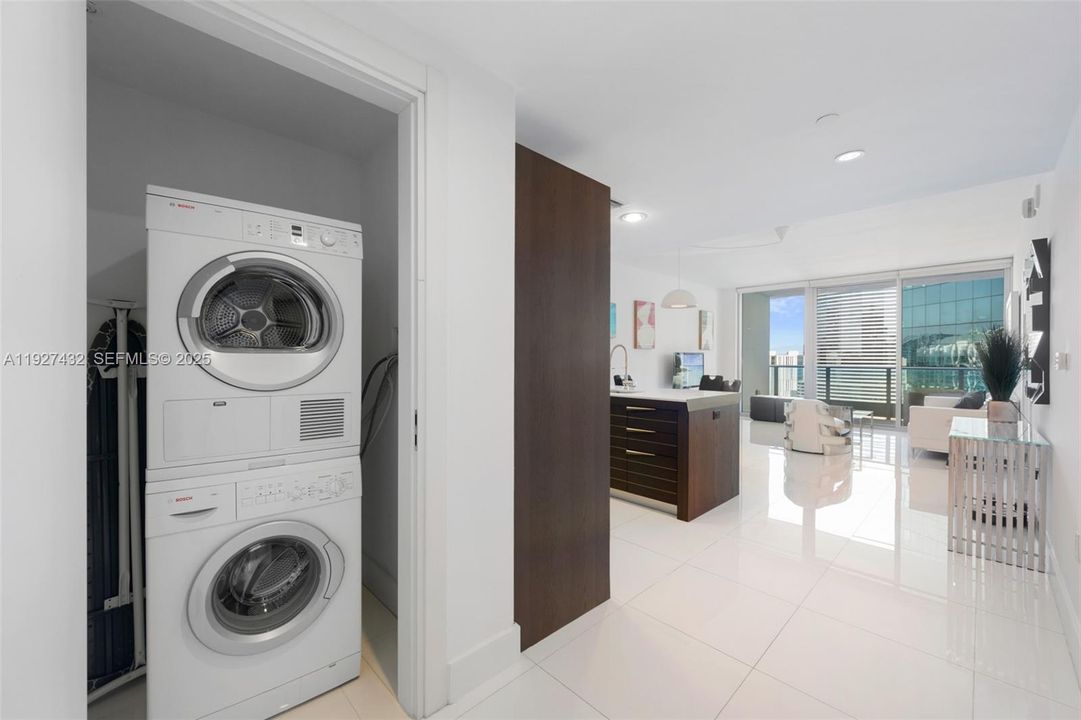 For Sale: $540,000 (1 beds, 1 baths, 822 Square Feet)