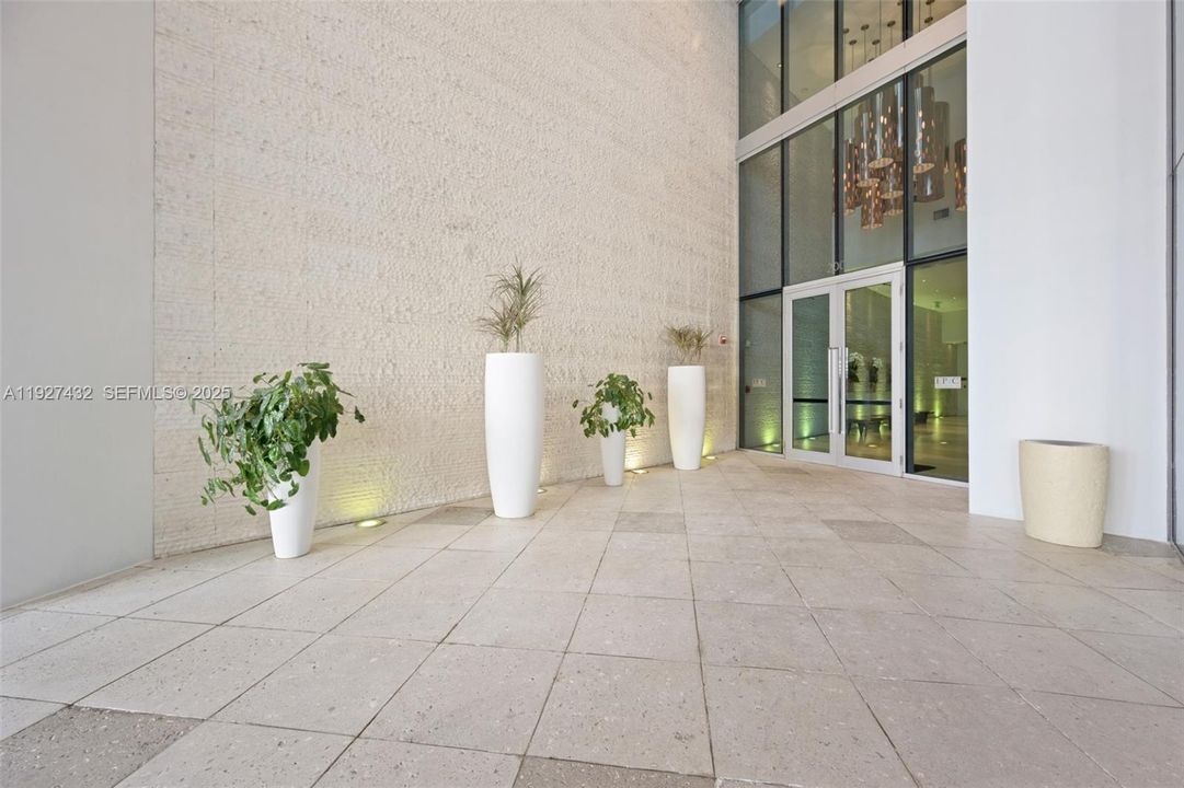 For Sale: $540,000 (1 beds, 1 baths, 822 Square Feet)