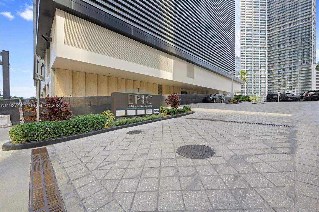 For Sale: $540,000 (1 beds, 1 baths, 822 Square Feet)