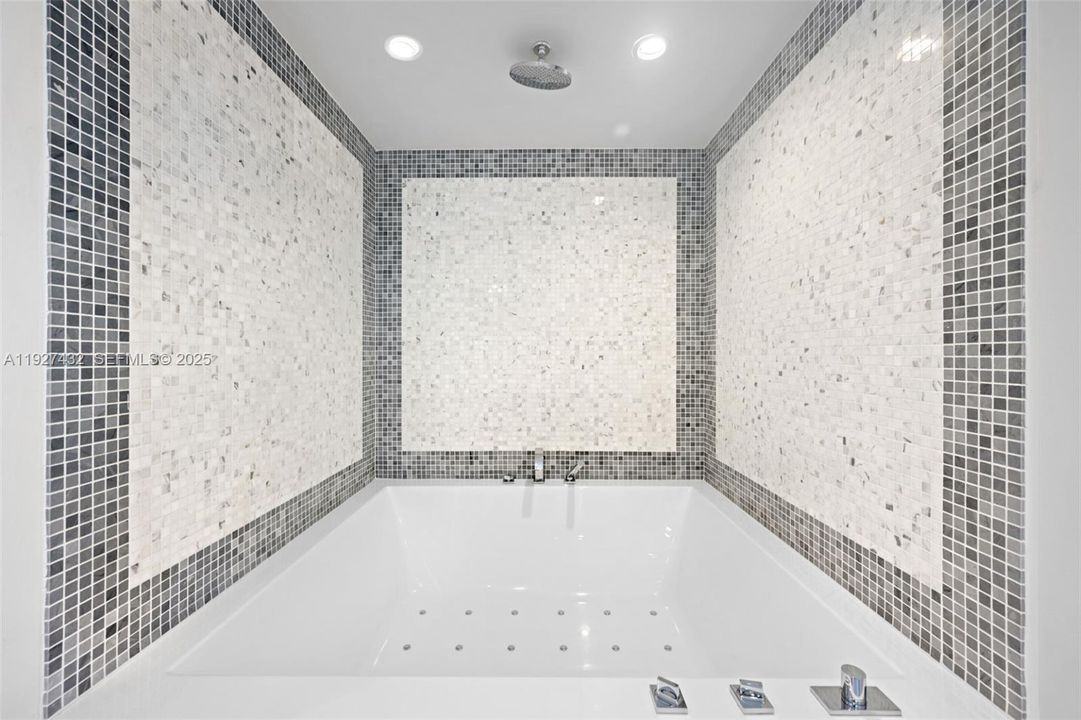 For Sale: $540,000 (1 beds, 1 baths, 822 Square Feet)