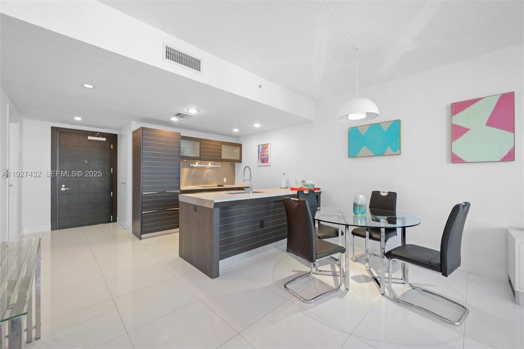 For Sale: $540,000 (1 beds, 1 baths, 822 Square Feet)