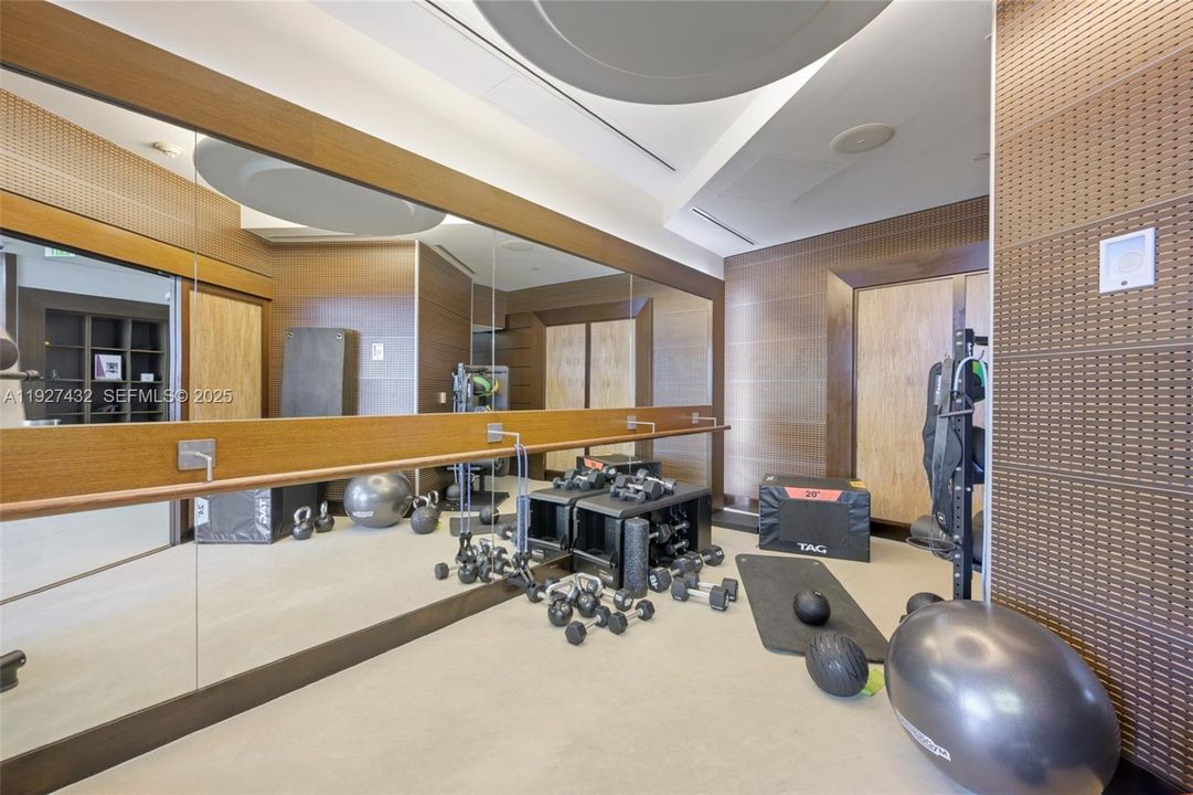 For Sale: $540,000 (1 beds, 1 baths, 822 Square Feet)