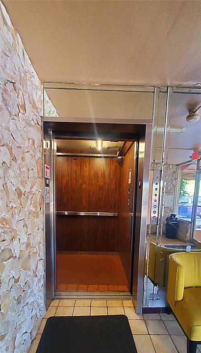 En Venta: $215,000 (2 camas, 2 baños, 1074 Pies cuadrados)