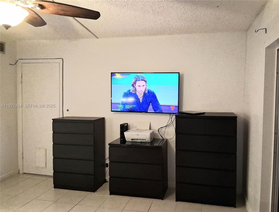 En Venta: $215,000 (2 camas, 2 baños, 1074 Pies cuadrados)