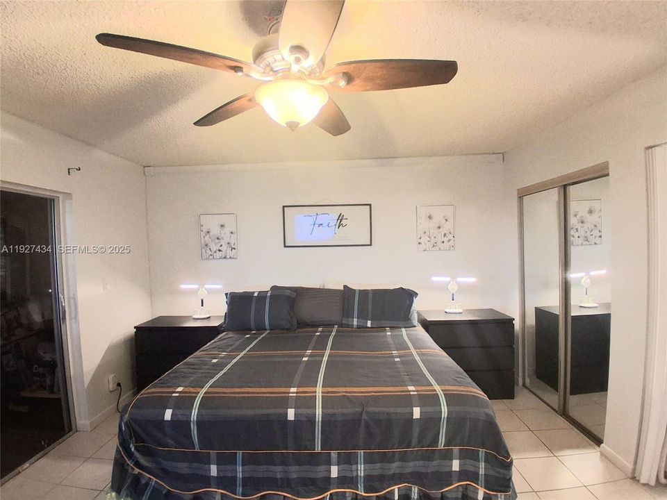 En Venta: $215,000 (2 camas, 2 baños, 1074 Pies cuadrados)