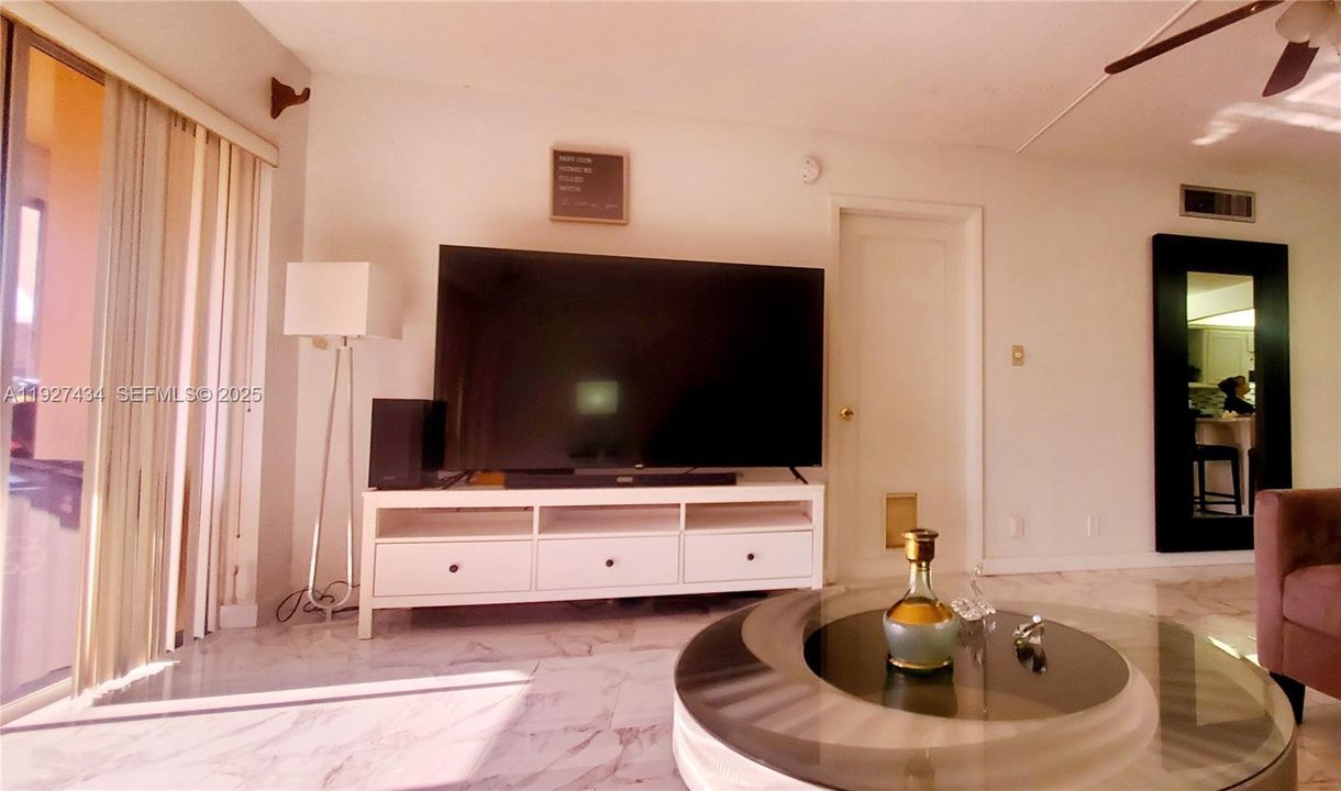 En Venta: $215,000 (2 camas, 2 baños, 1074 Pies cuadrados)