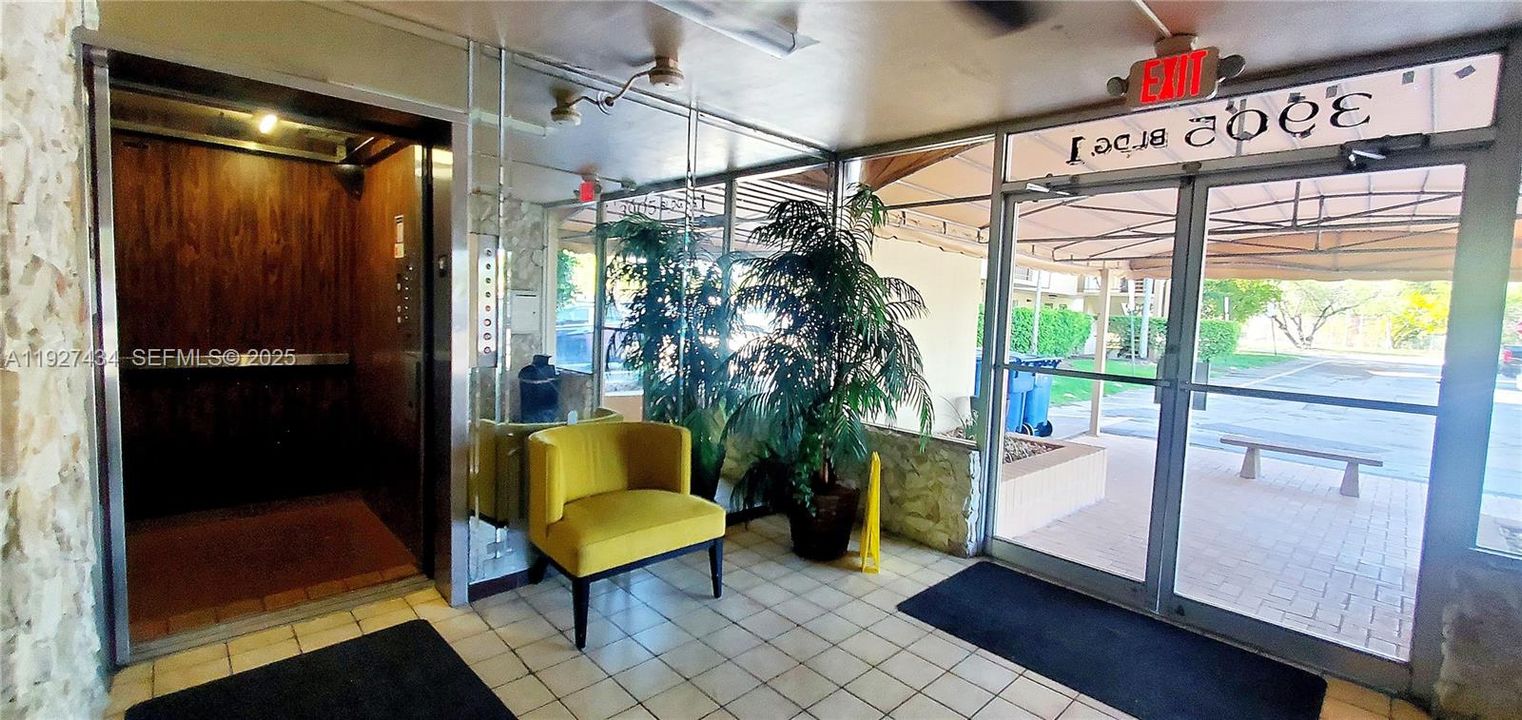 En Venta: $215,000 (2 camas, 2 baños, 1074 Pies cuadrados)