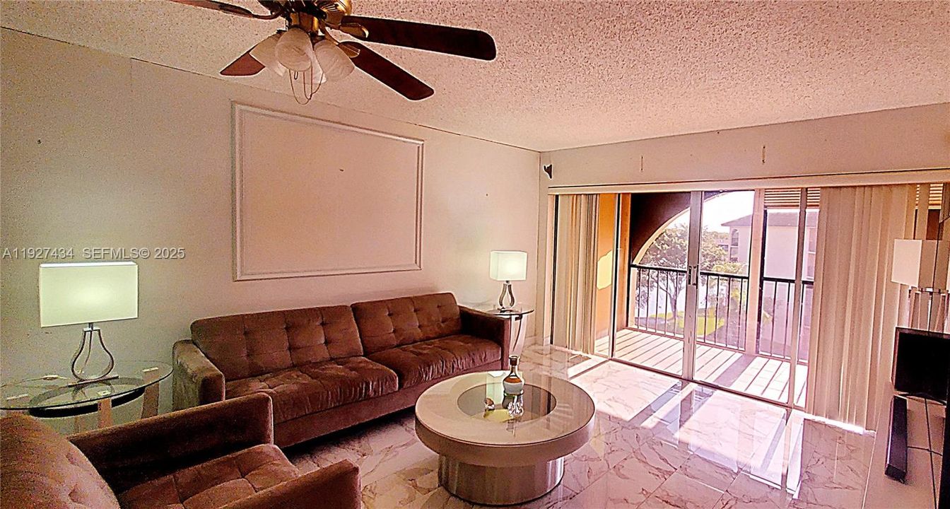 En Venta: $215,000 (2 camas, 2 baños, 1074 Pies cuadrados)