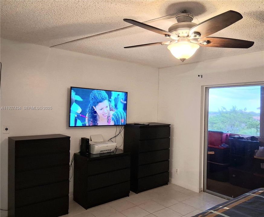 En Venta: $215,000 (2 camas, 2 baños, 1074 Pies cuadrados)