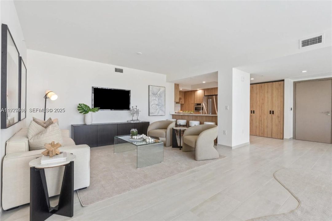 В аренду: $8,000 (2 спален, 2 ванн, 1400 Квадратных фут)