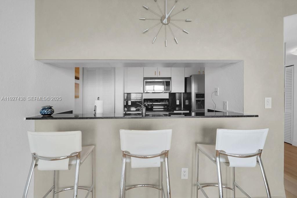 待售: $435,000 (1 贝兹, 1 浴室, 755 平方英尺)