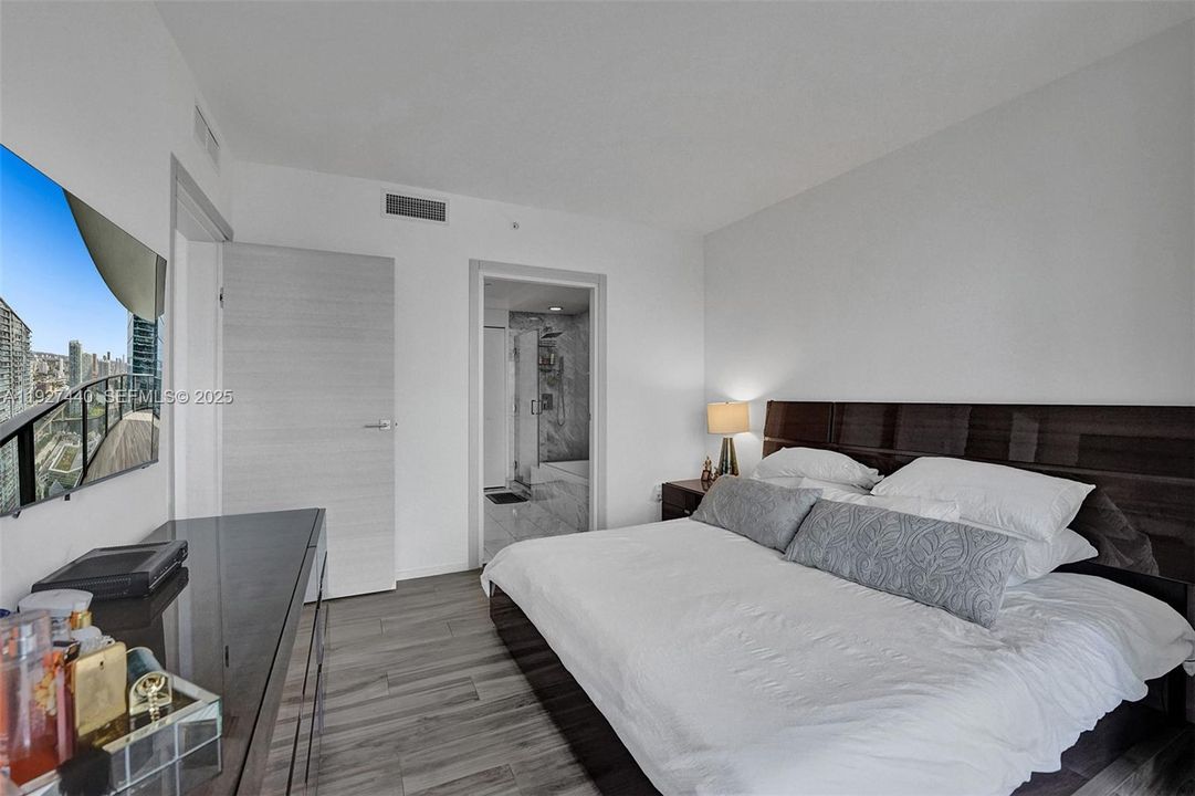 出租: $8,500 (3 贝兹, 3 浴室, 1450 平方英尺)