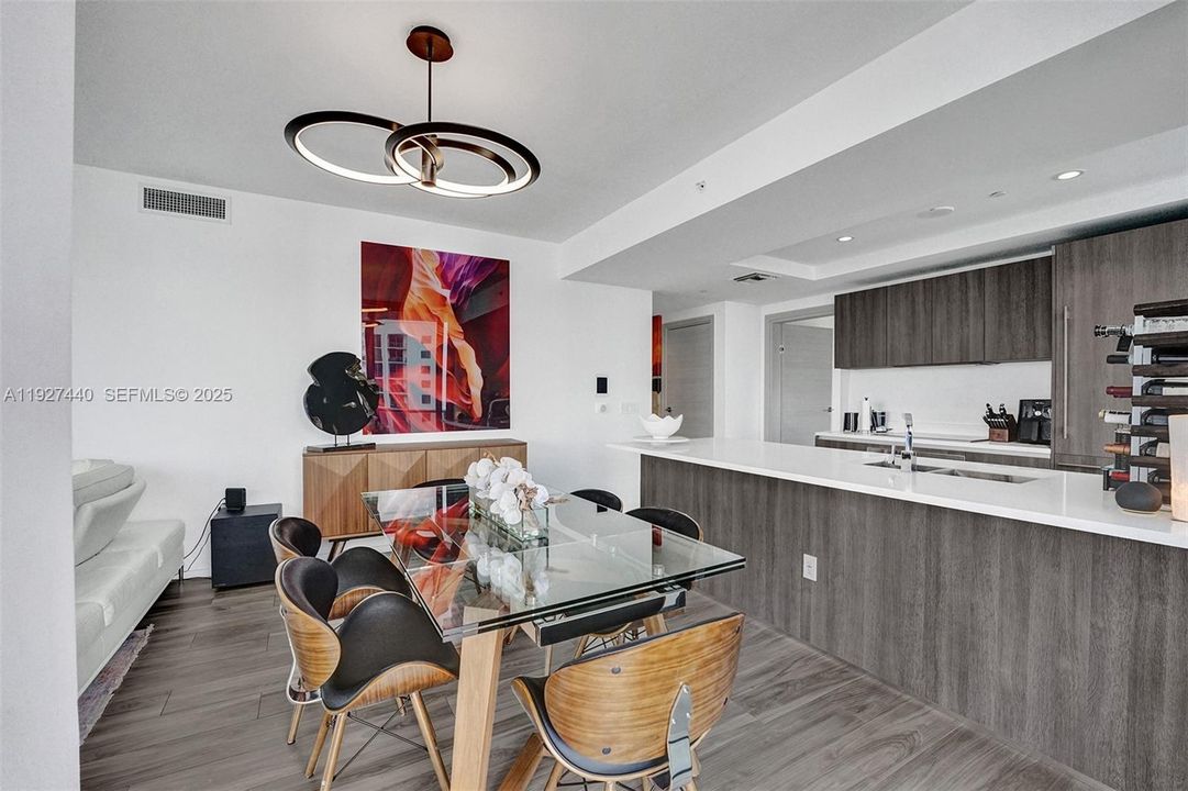 出租: $8,500 (3 贝兹, 3 浴室, 1450 平方英尺)