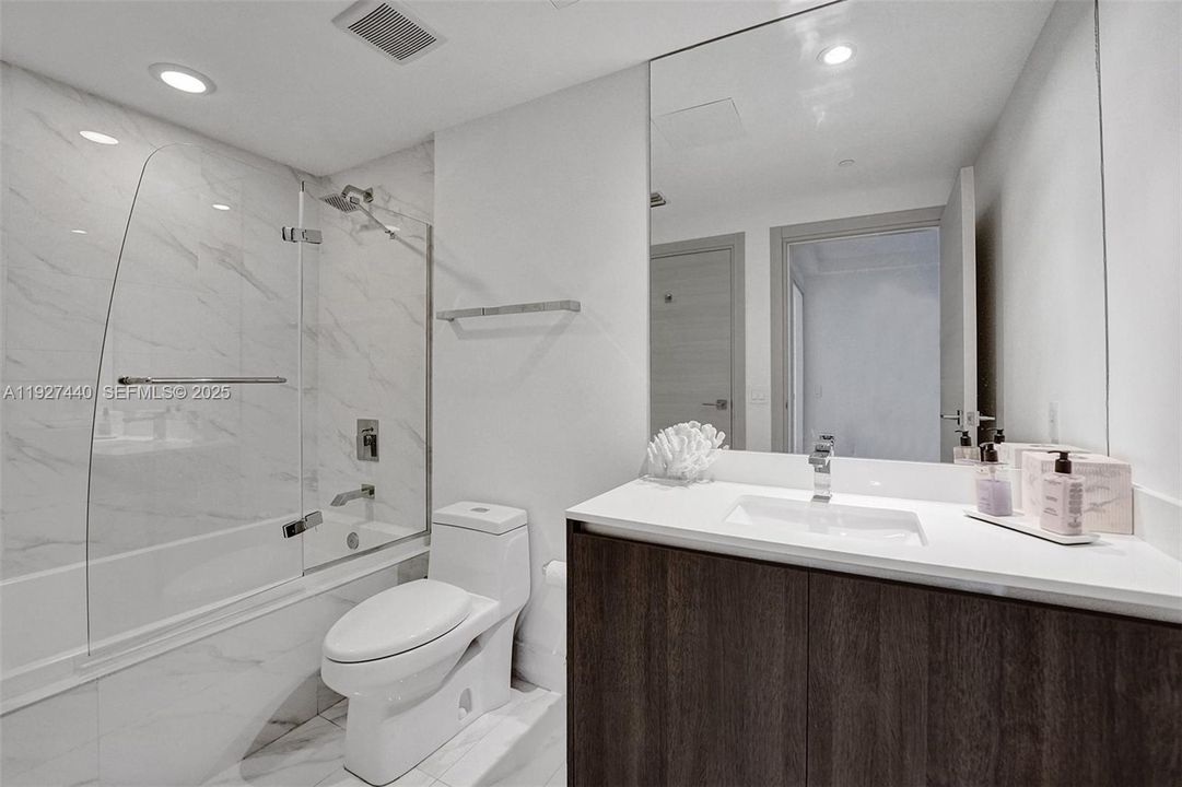 出租: $8,500 (3 贝兹, 3 浴室, 1450 平方英尺)