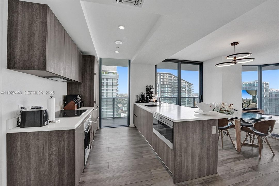 出租: $8,500 (3 贝兹, 3 浴室, 1450 平方英尺)