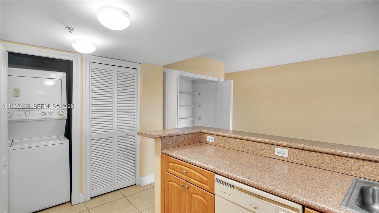 В аренду: $2,300 (1 спален, 1 ванн, 793 Квадратных фут)