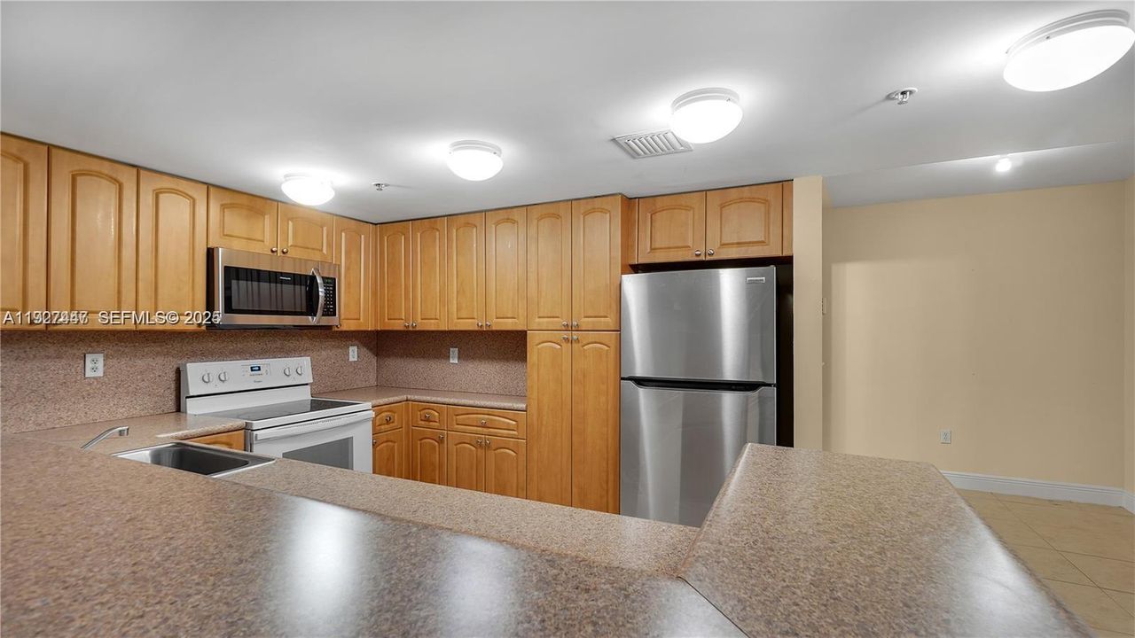 В аренду: $2,300 (1 спален, 1 ванн, 793 Квадратных фут)