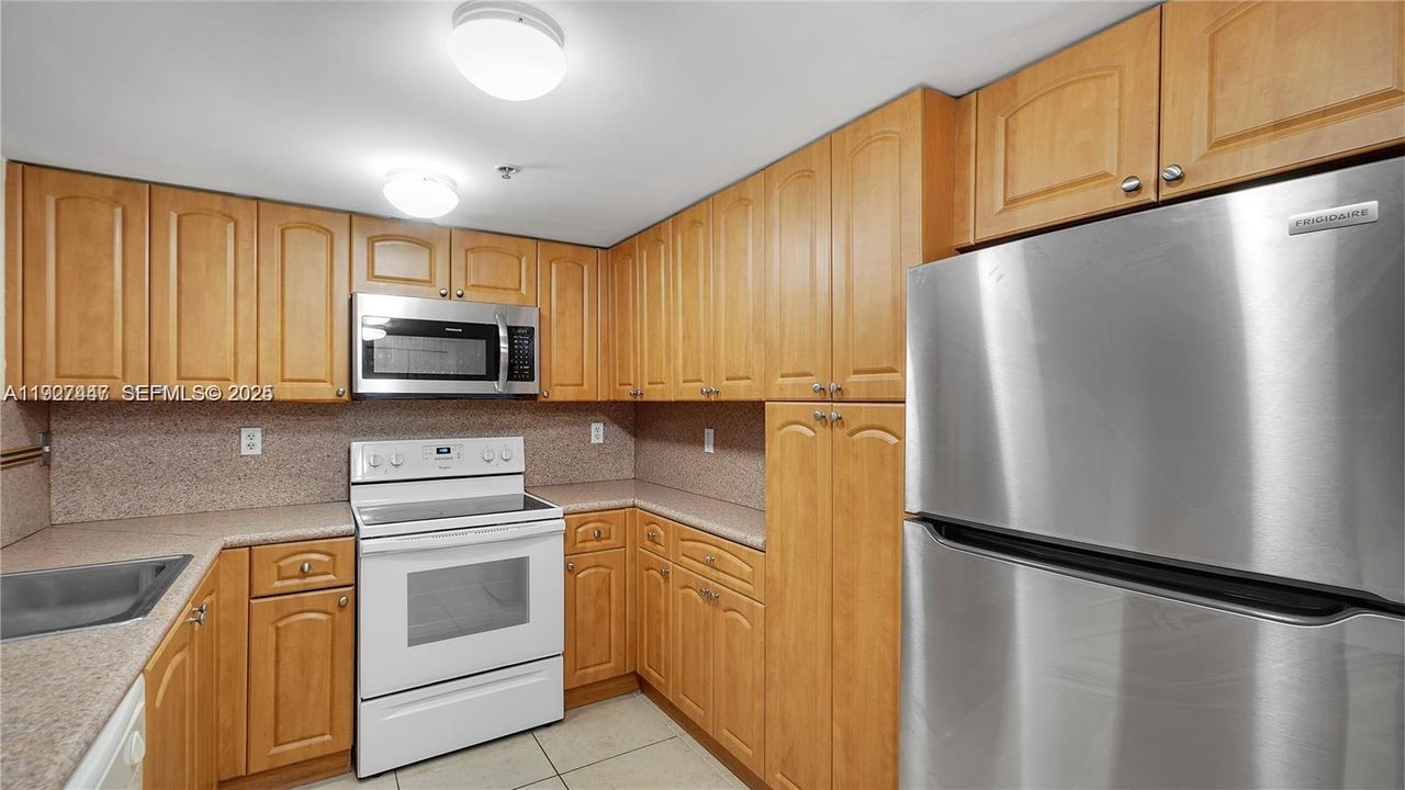 В аренду: $2,300 (1 спален, 1 ванн, 793 Квадратных фут)