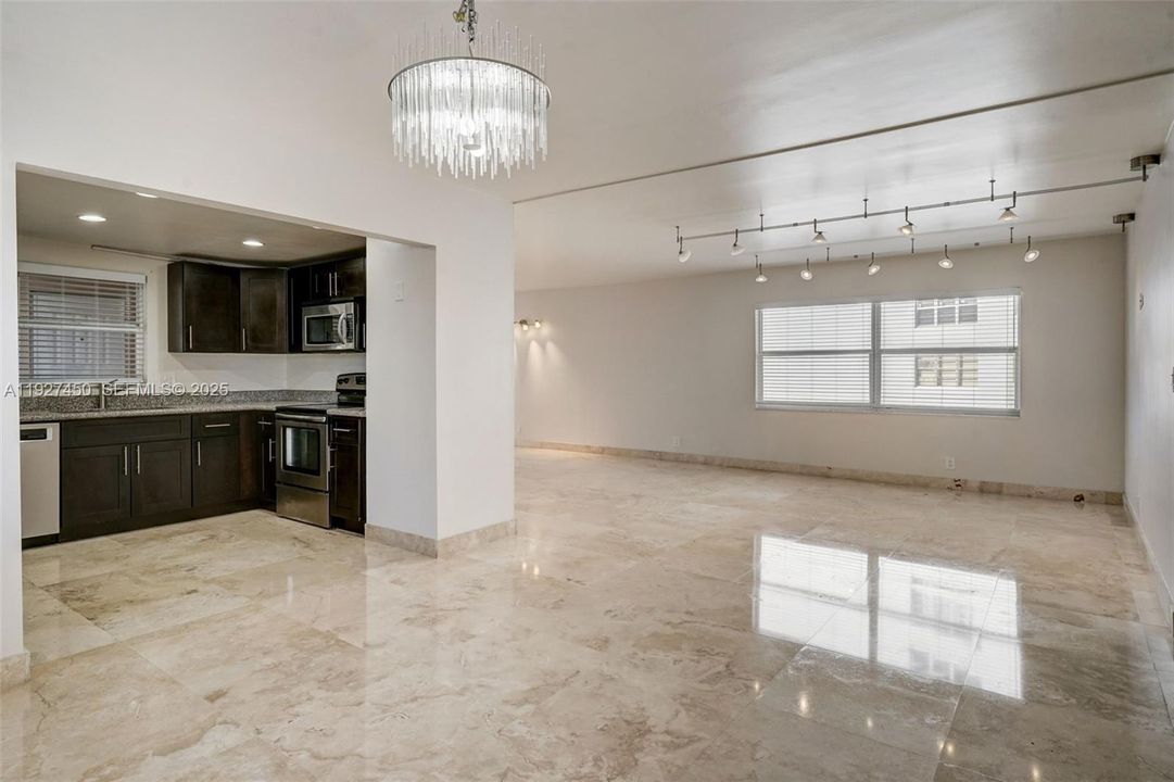 出租: $3,200 (3 贝兹, 2 浴室, 1379 平方英尺)