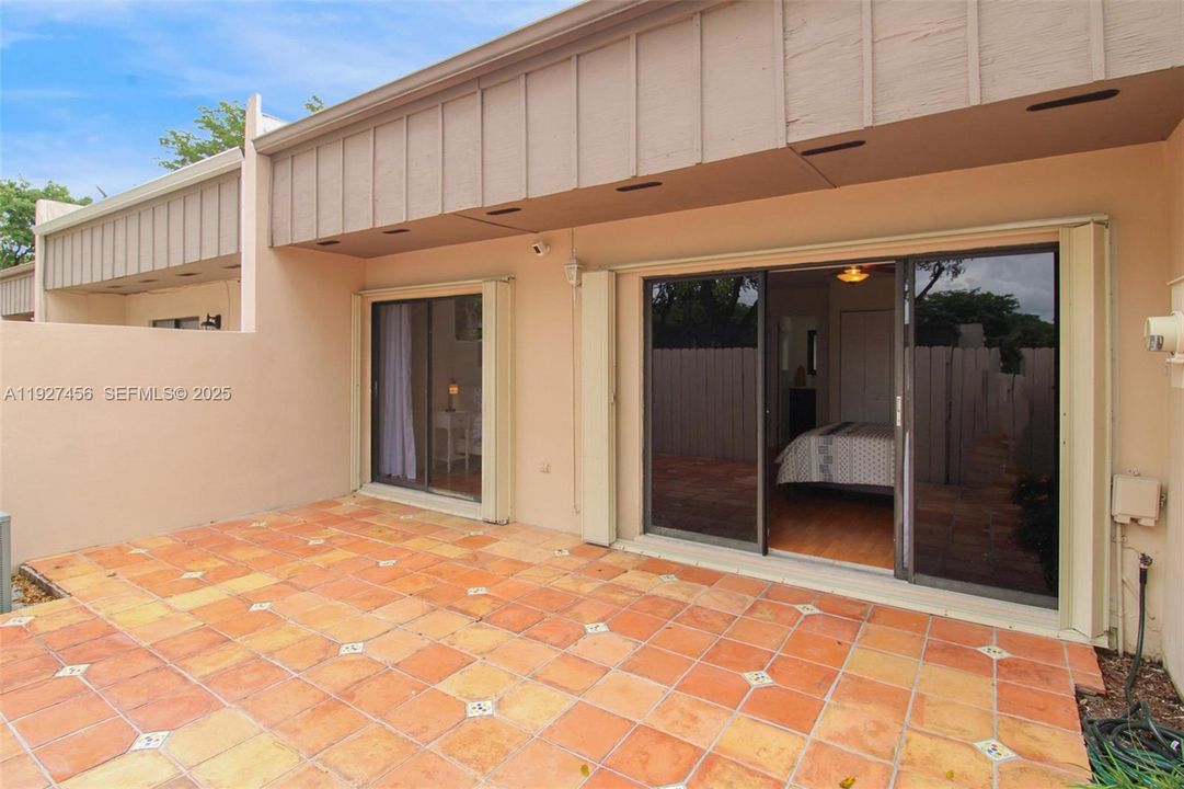 В аренду: $3,000 (2 спален, 2 ванн, 1262 Квадратных фут)