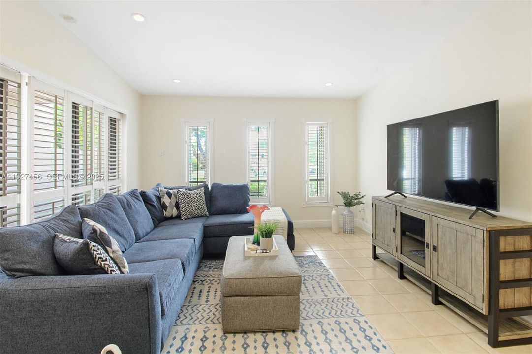 В аренду: $3,000 (2 спален, 2 ванн, 1262 Квадратных фут)