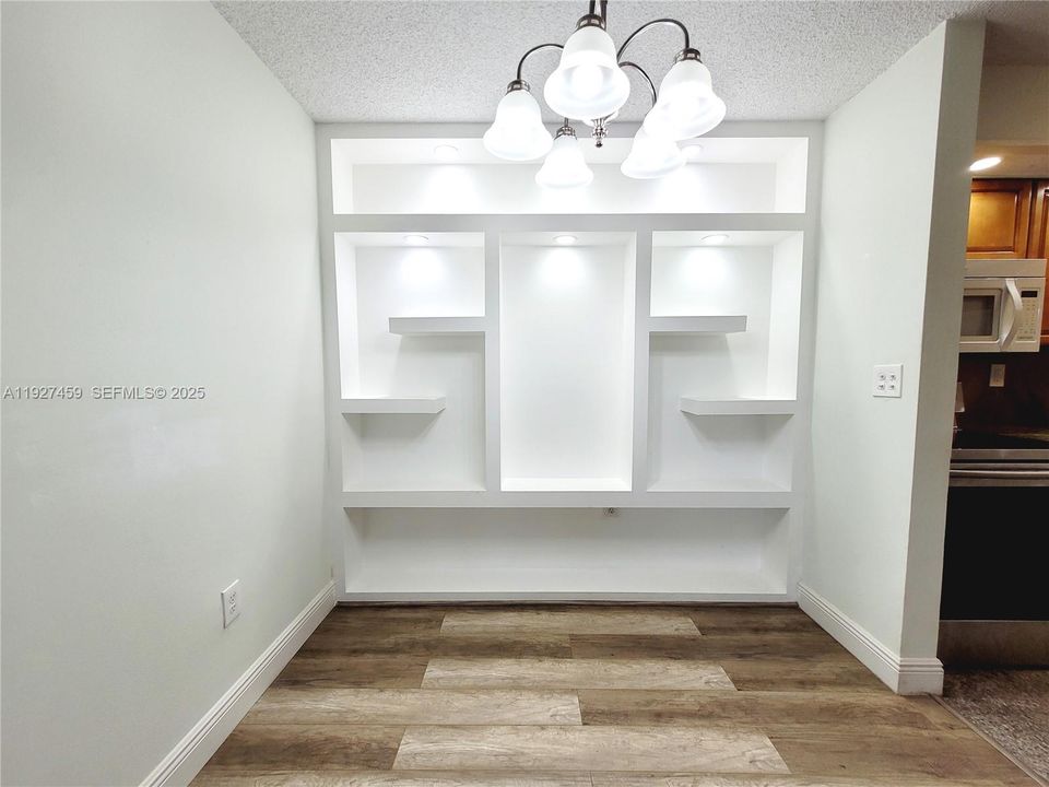 For Rent: $2,450 (2 beds, 2 baths, 870 Square Feet)