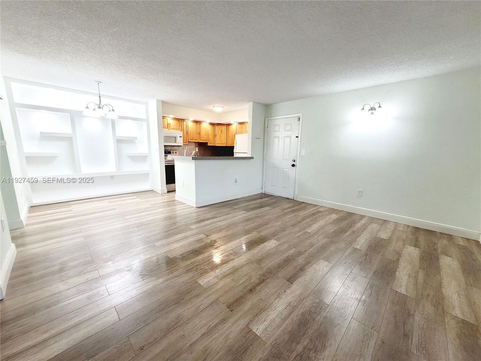 For Rent: $2,450 (2 beds, 2 baths, 870 Square Feet)