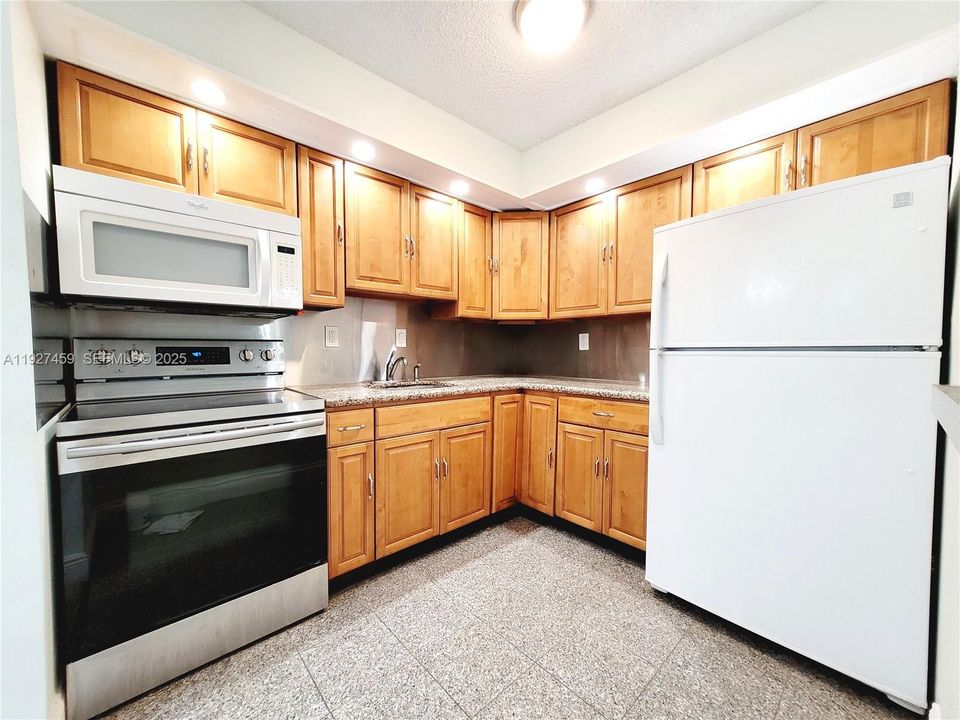 For Rent: $2,450 (2 beds, 2 baths, 870 Square Feet)