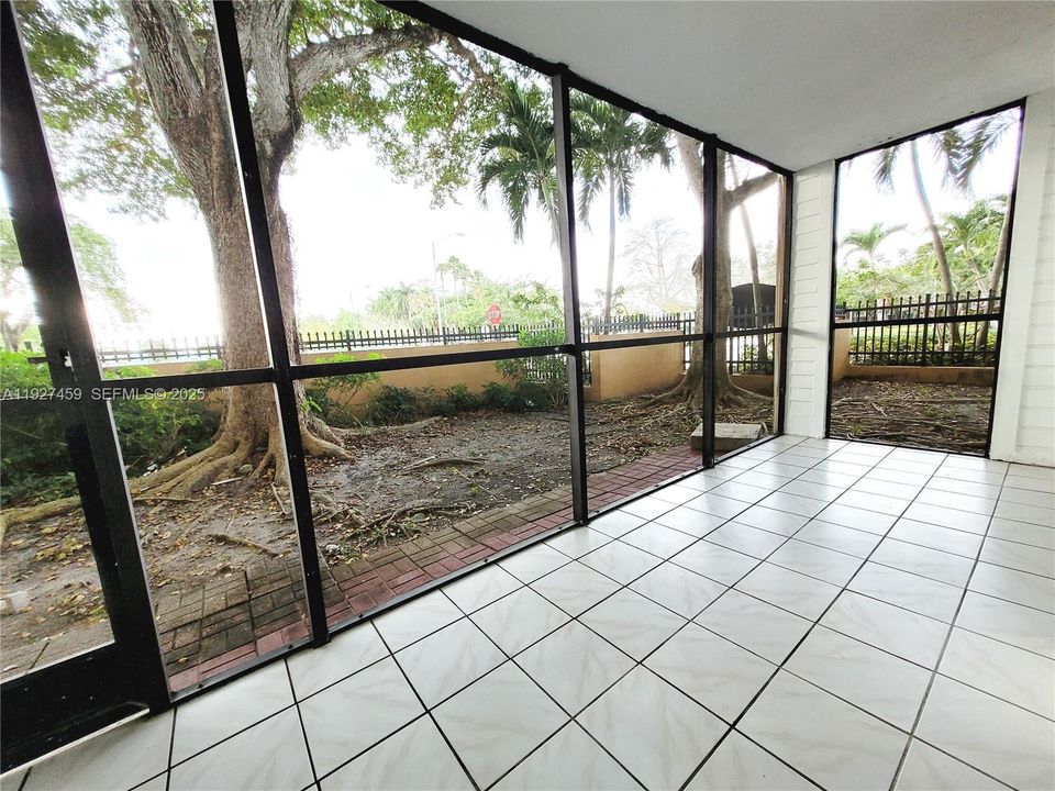 For Rent: $2,450 (2 beds, 2 baths, 870 Square Feet)