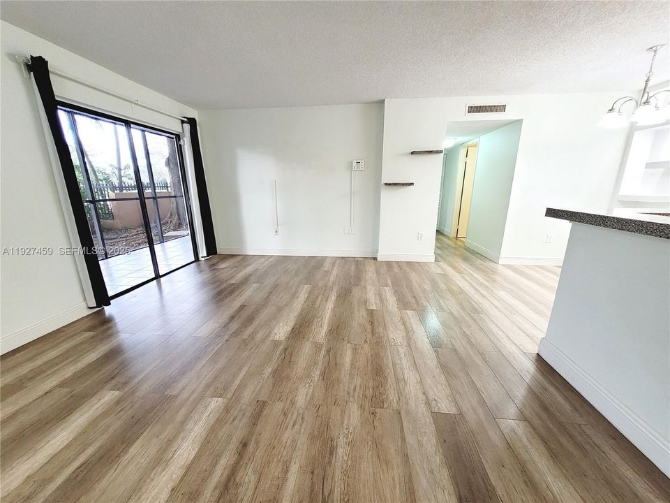 For Rent: $2,450 (2 beds, 2 baths, 870 Square Feet)