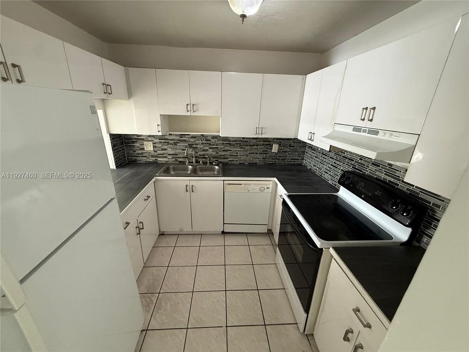 For Rent: $2,200 (2 beds, 2 baths, 1070 Square Feet)