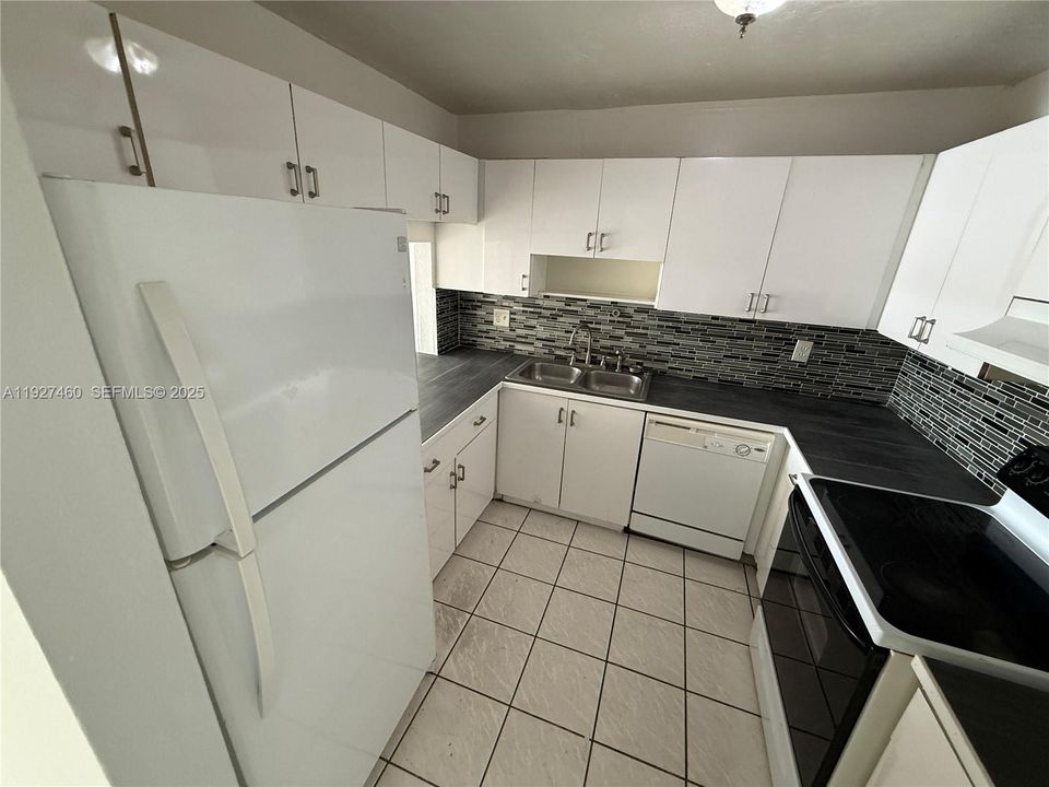 For Rent: $2,200 (2 beds, 2 baths, 1070 Square Feet)