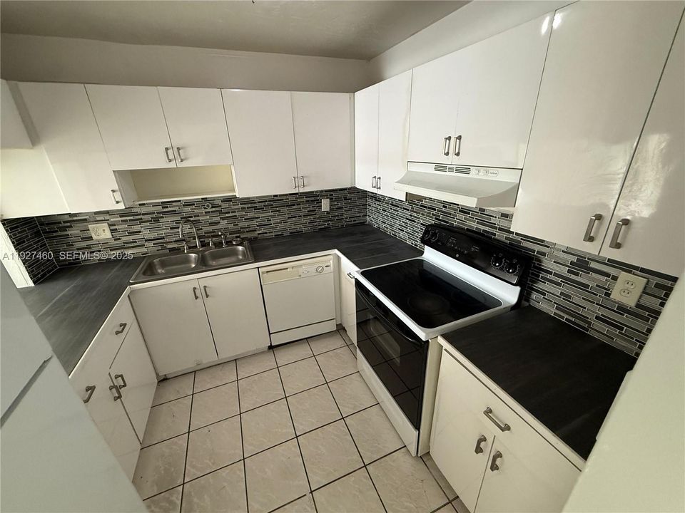 For Rent: $2,200 (2 beds, 2 baths, 1070 Square Feet)