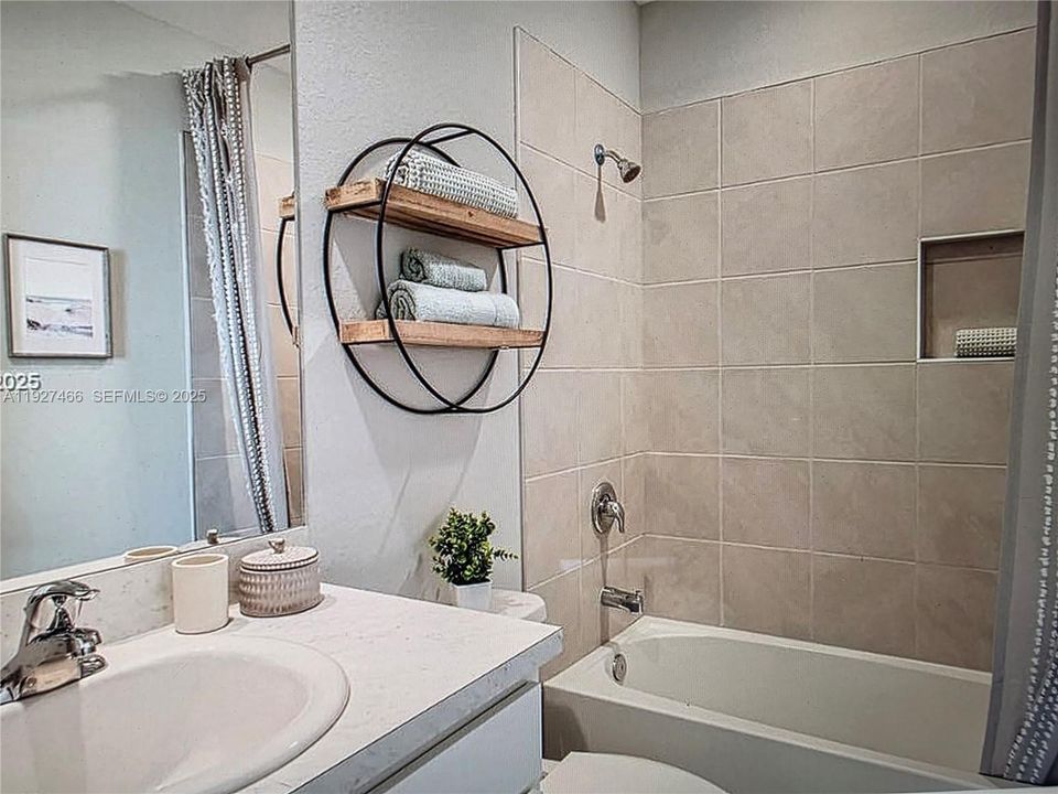 For Rent: $2,599 (3 beds, 3 baths, 1380 Square Feet)