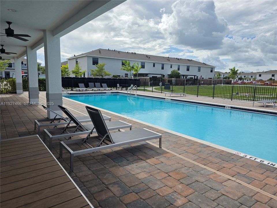 For Rent: $2,599 (3 beds, 3 baths, 1380 Square Feet)