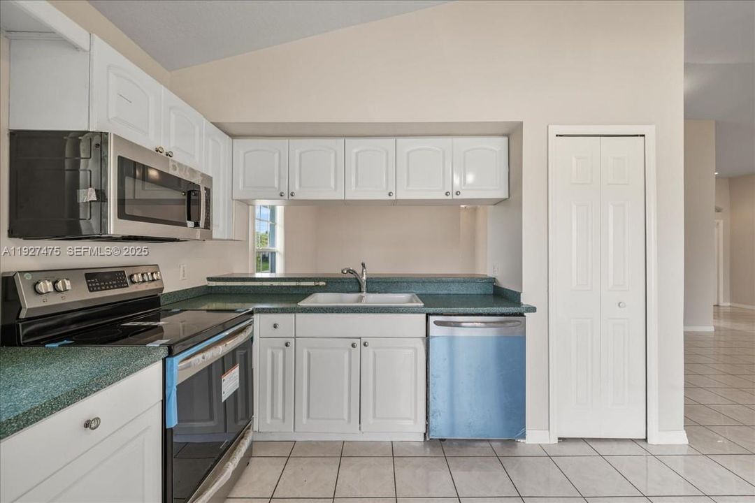 For Sale: $319,875 (3 beds, 2 baths, 2012 Square Feet)