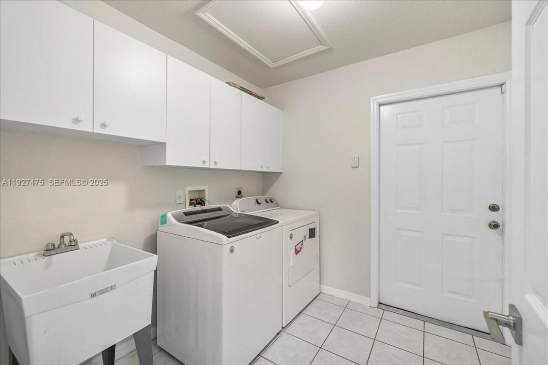 For Sale: $319,875 (3 beds, 2 baths, 2012 Square Feet)