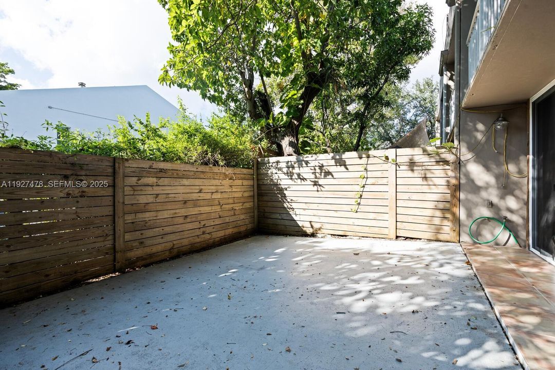 В аренду: $3,500 (2 спален, 2 ванн, 977 Квадратных фут)