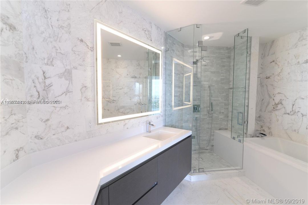 出租: $5,000 (1 贝兹, 2 浴室, 1185 平方英尺)