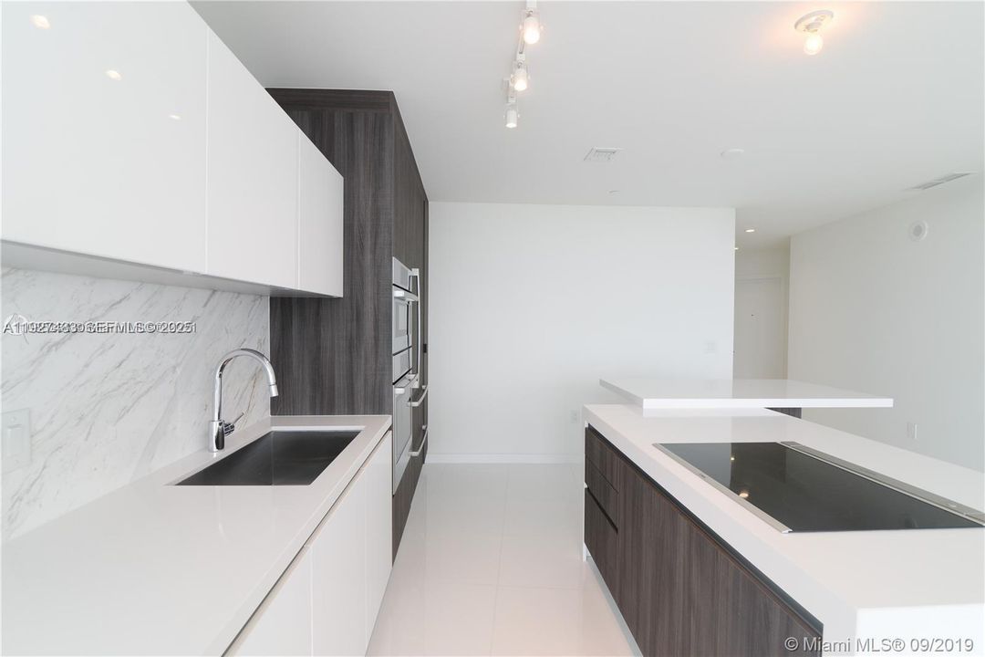 出租: $5,000 (1 贝兹, 2 浴室, 1185 平方英尺)