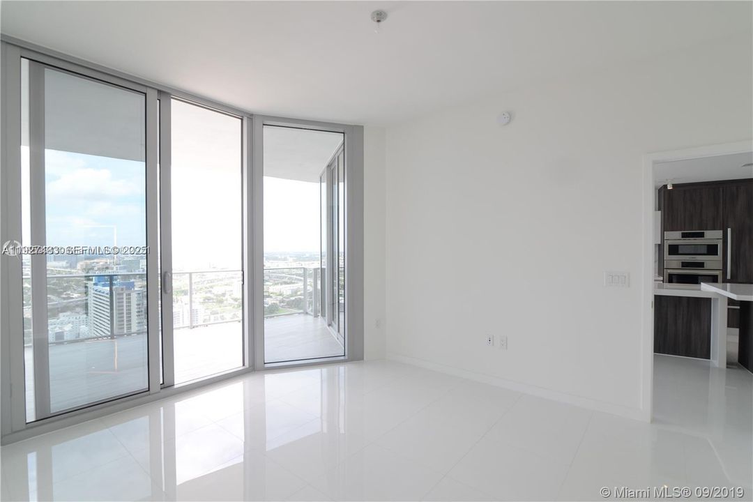 出租: $5,000 (1 贝兹, 2 浴室, 1185 平方英尺)