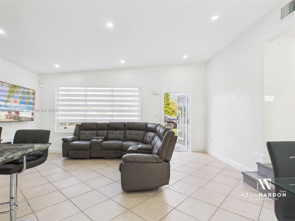 En Venta: $599,000 (4 camas, 3 baños, 1112 Pies cuadrados)