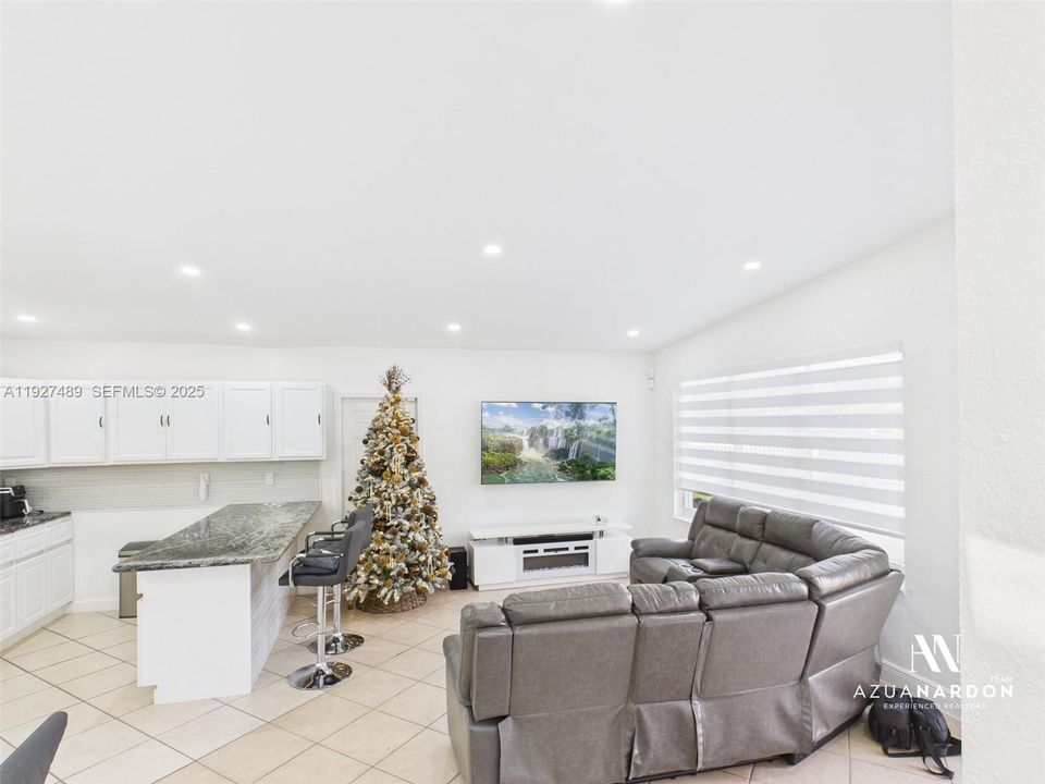 En Venta: $599,000 (4 camas, 3 baños, 1112 Pies cuadrados)