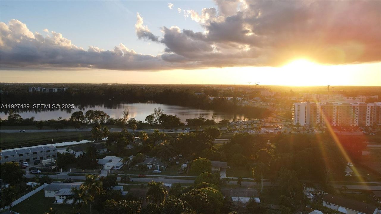 En Venta: $599,000 (4 camas, 3 baños, 1112 Pies cuadrados)