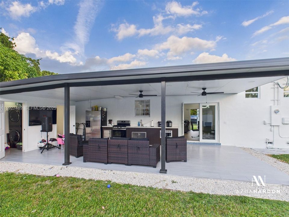 En Venta: $599,000 (4 camas, 3 baños, 1112 Pies cuadrados)