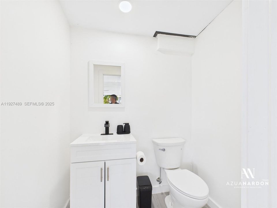 1/2 Bathroom