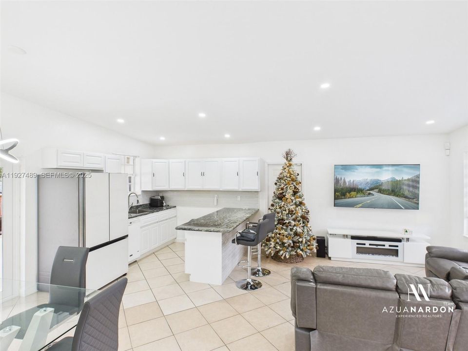 En Venta: $599,000 (4 camas, 3 baños, 1112 Pies cuadrados)