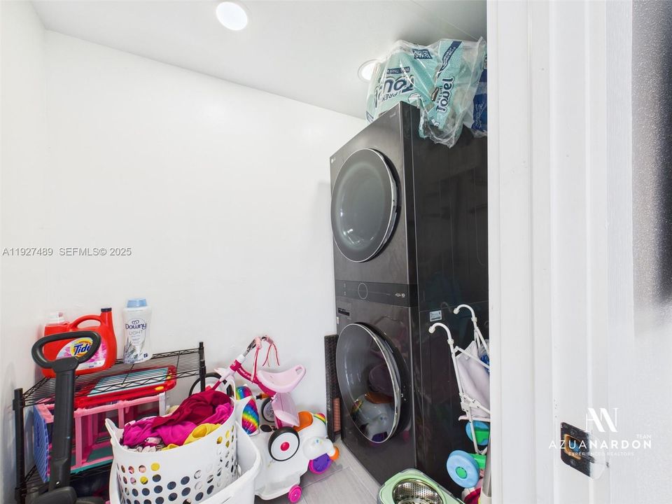 En Venta: $599,000 (4 camas, 3 baños, 1112 Pies cuadrados)