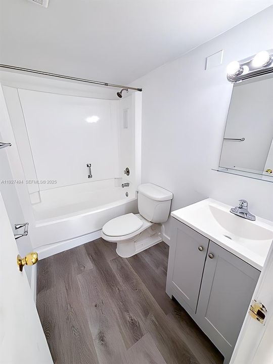 出租: $2,450 (2 贝兹, 2 浴室, 906 平方英尺)