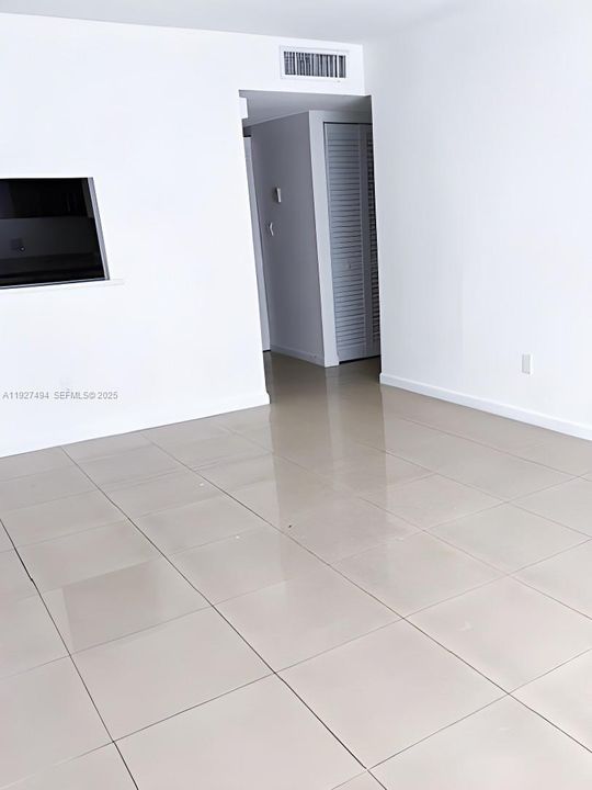 出租: $2,450 (2 贝兹, 2 浴室, 906 平方英尺)